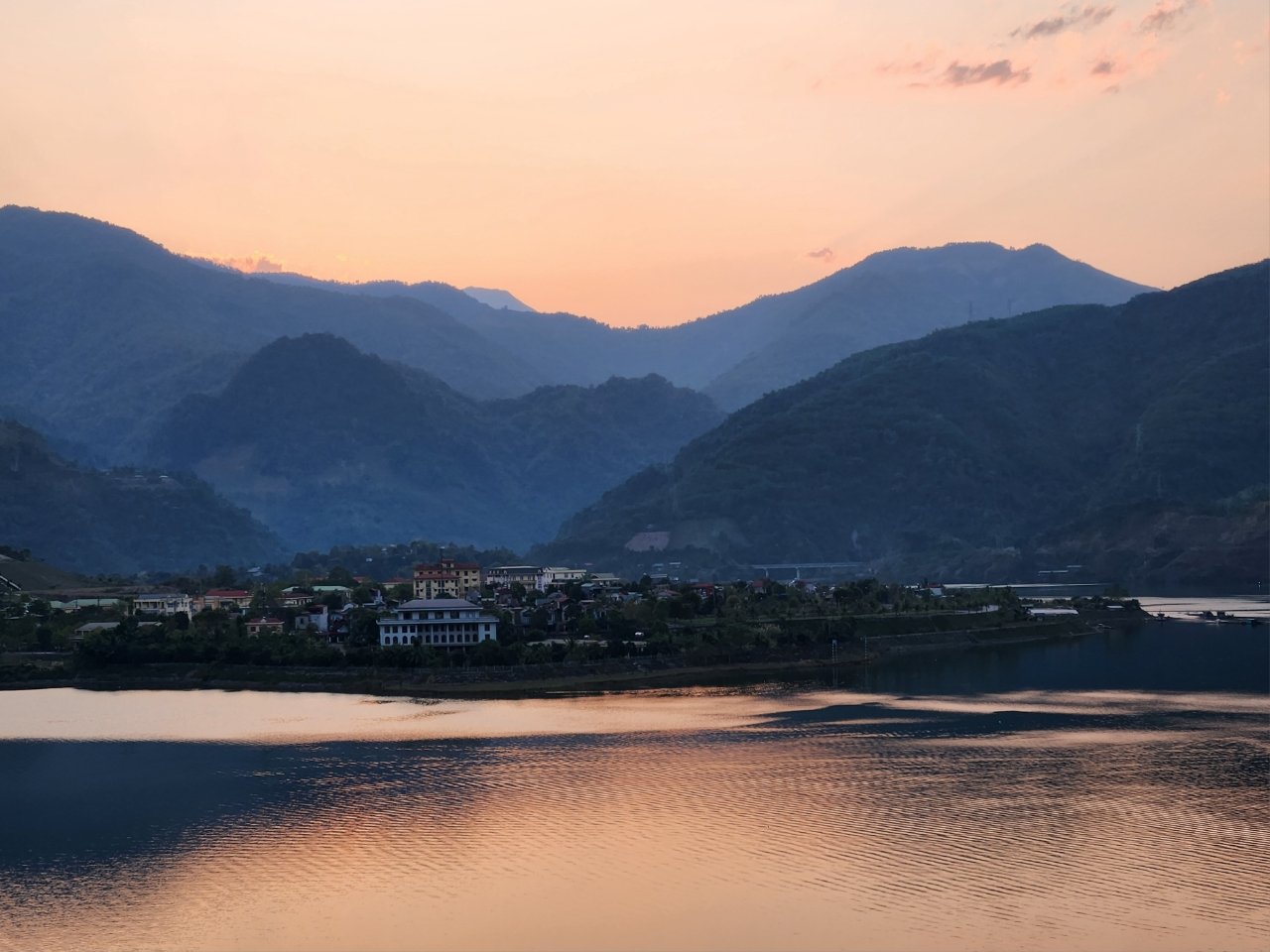 7-Day Northwest Vietnam Cycling Tour: Lai Chau to Moc Chau Adventure